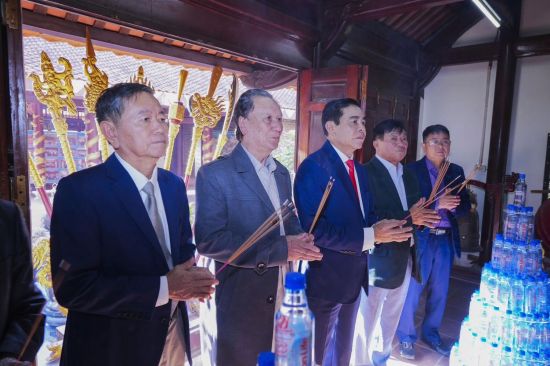 Phó Bí thư Tỉnh ủy, Chủ tịch UBND tỉnh Nghệ An dâng hương tại Đền Triều Đa