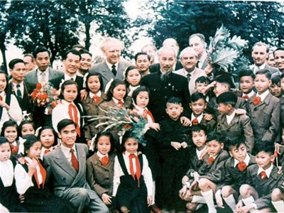 Chủ tịch Hồ Chí Minh và những dự báo khoa học thiên tài